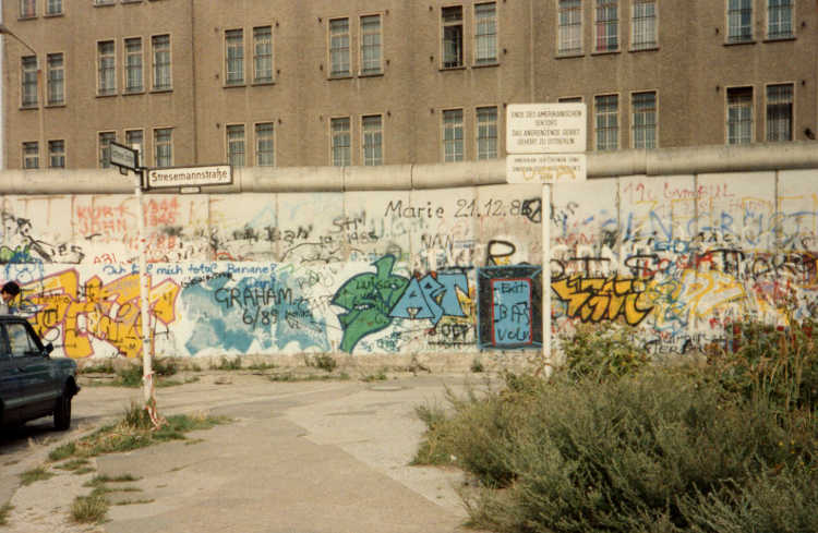 Une porte dans le mur