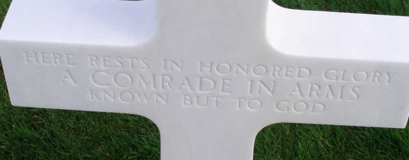 "Here rests in honored glory a comrade in arms known but to God", élégante formulation de « soldat inconnu »