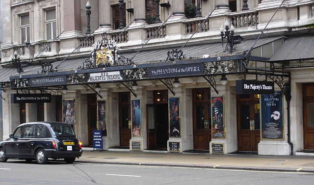 L'entrée du Her Majesty's Theatre à Londres aux couleurs de The Phantom of the Opera.