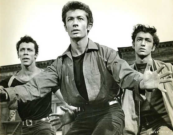 George Chakiris jouant Bernardo dans l'adaptation au cinéma de West Side Story